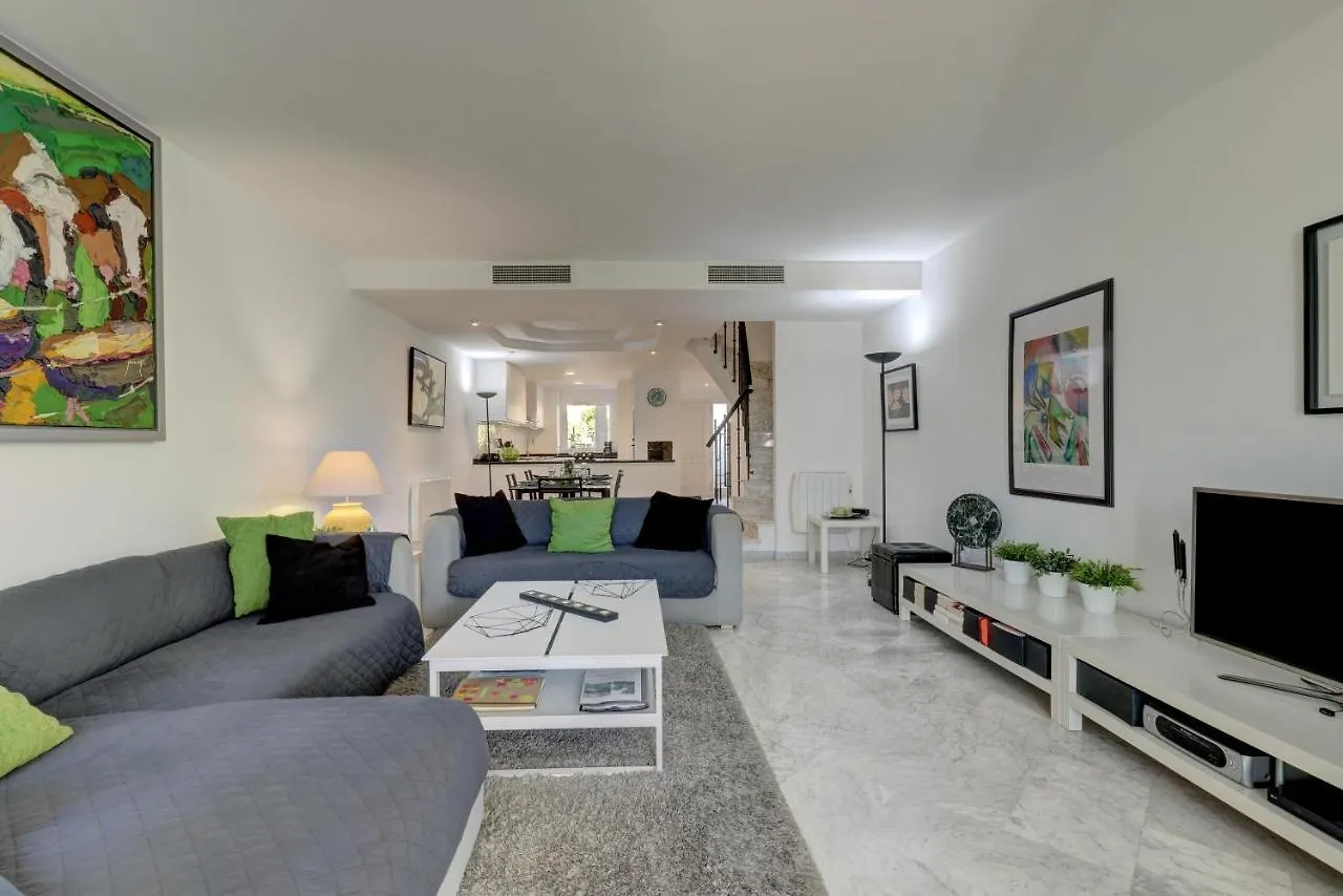 Frontline Paradise Townhouse 埃斯特波纳 西班牙