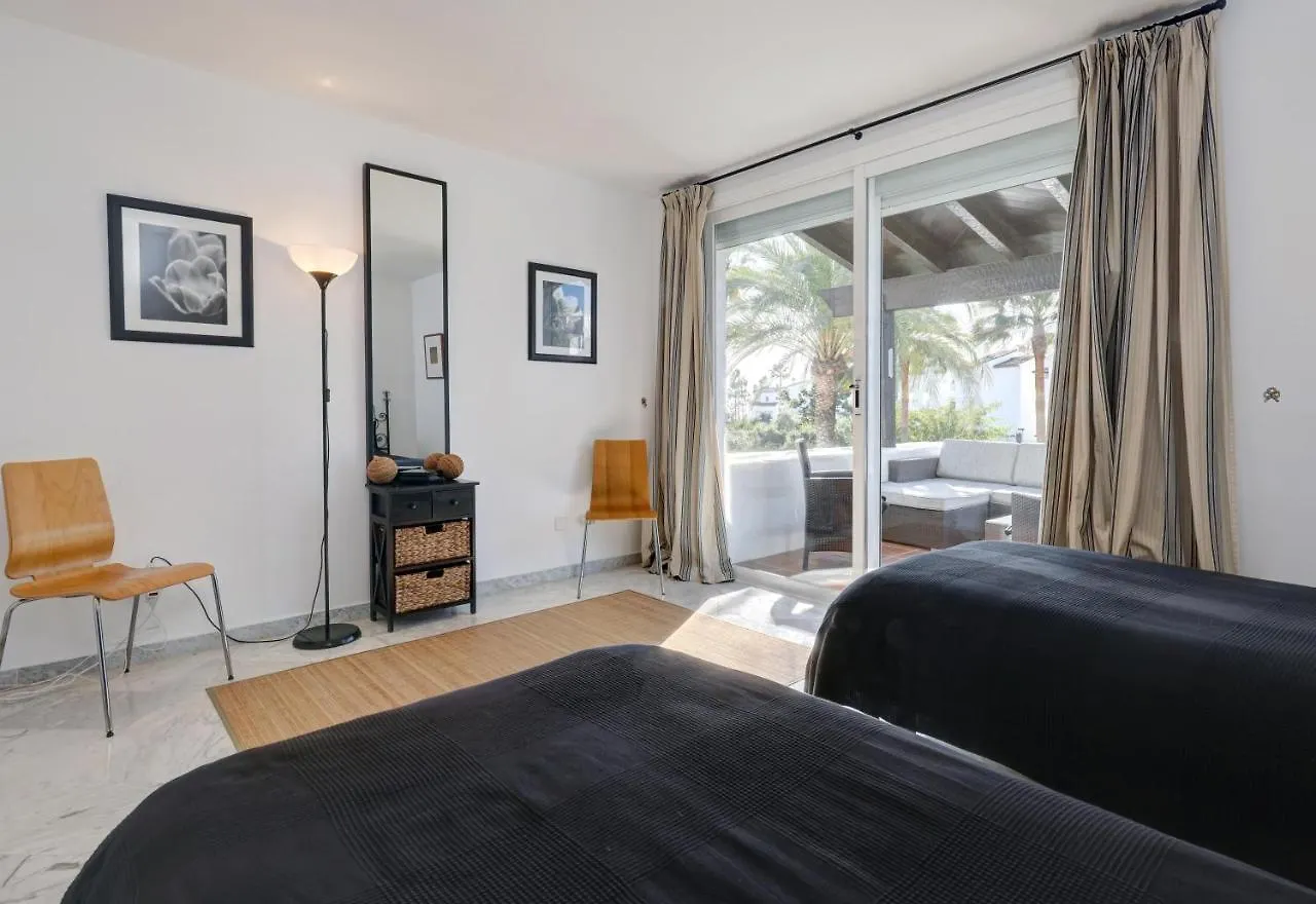 Frontline Paradise Townhouse 埃斯特波纳 度假居
