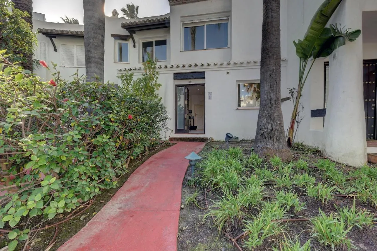 Frontline Paradise Townhouse 埃斯特波纳 度假居