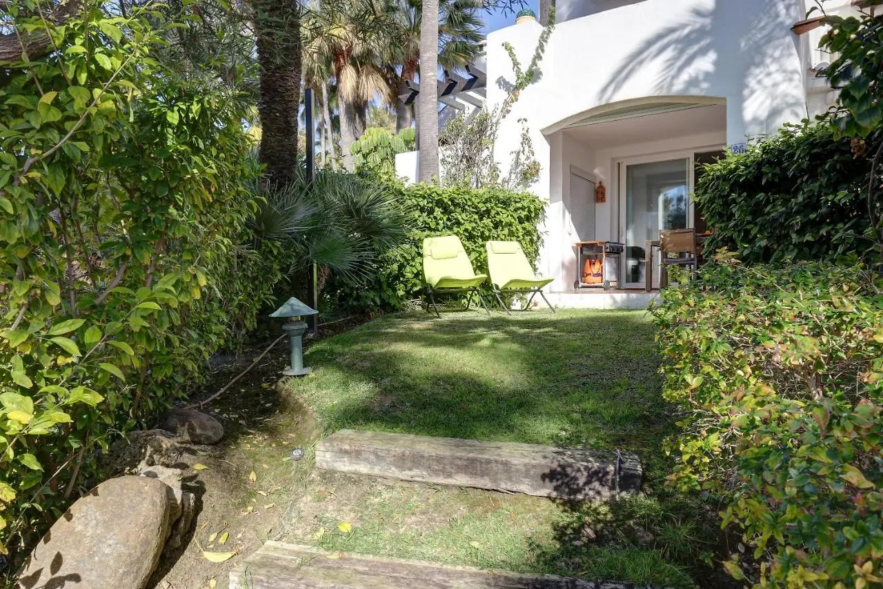 Frontline Paradise Townhouse 埃斯特波纳