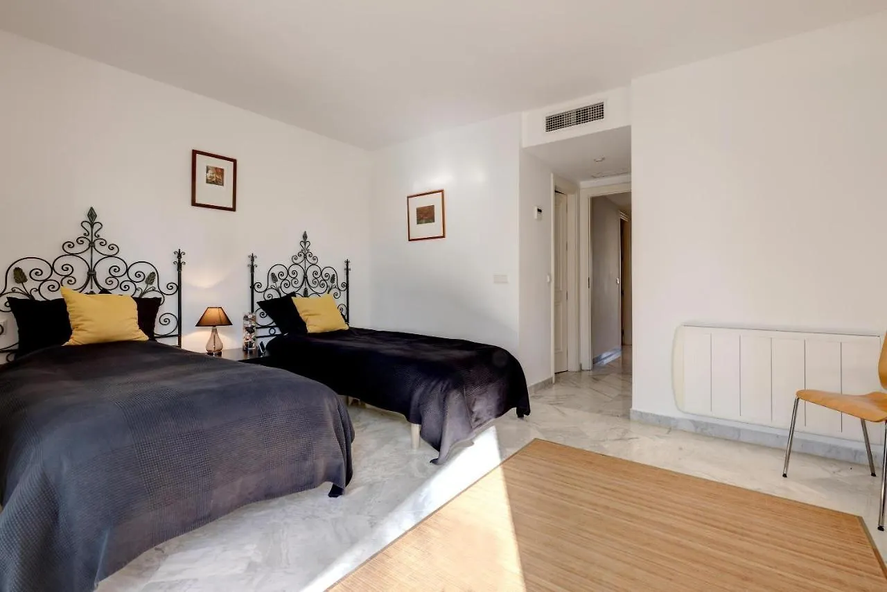 Frontline Paradise Townhouse 埃斯特波纳 度假居
