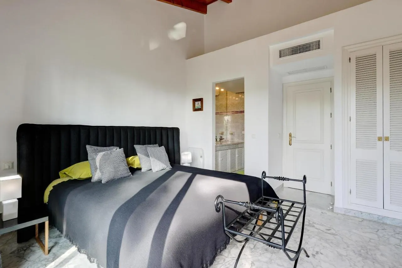 Frontline Paradise Townhouse 埃斯特波纳 度假居