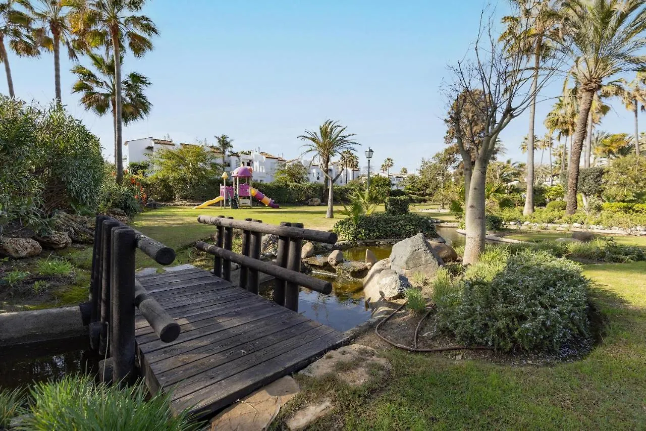 Frontline Paradise Townhouse 埃斯特波纳