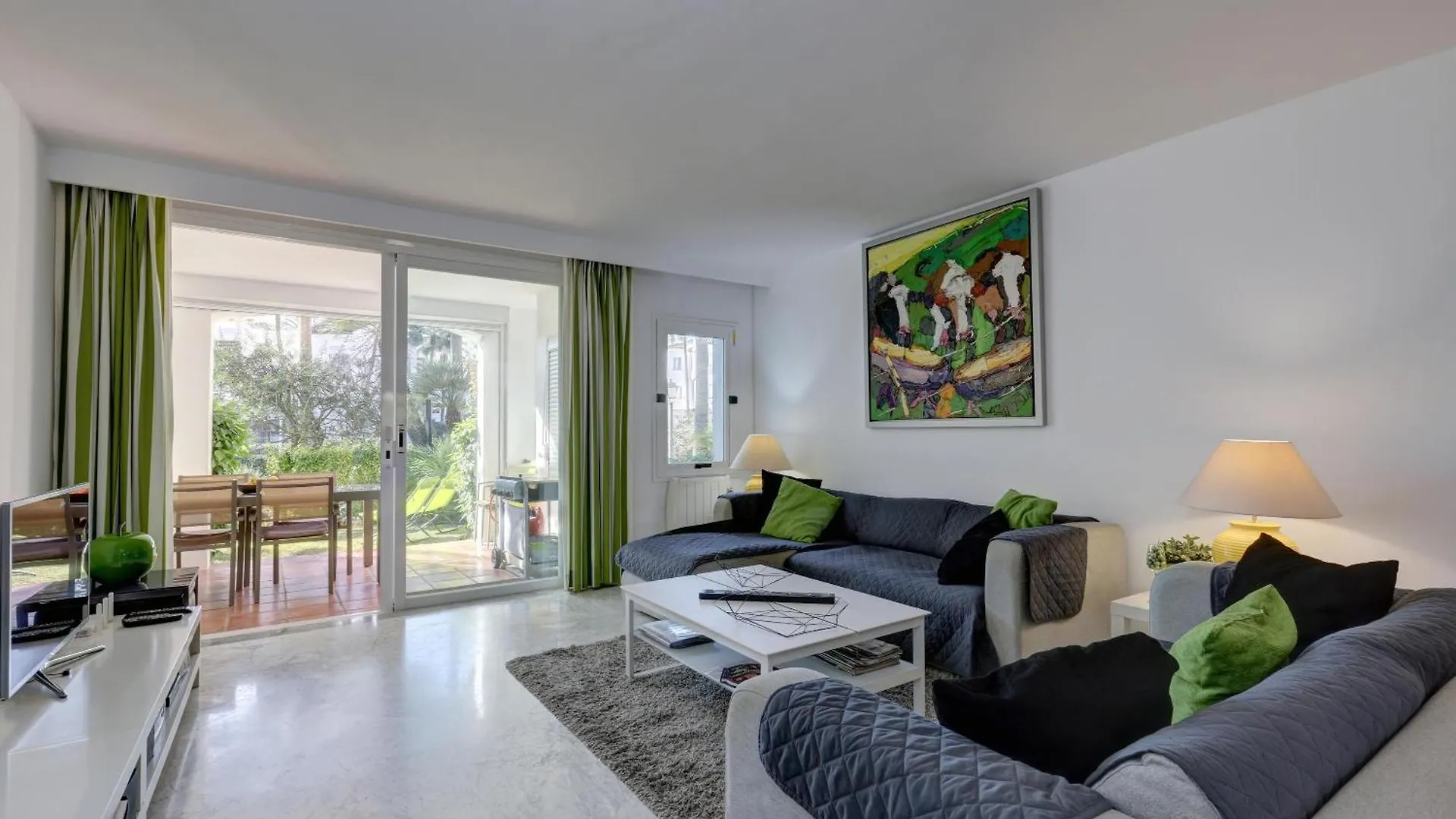 Frontline Paradise Townhouse 埃斯特波纳